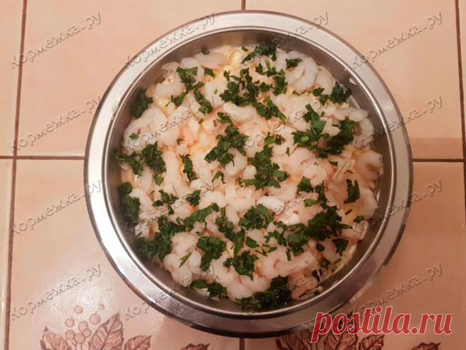 Салат с креветками, сыром и ананасом