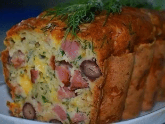 МЯСНОЙ КЕКС 
Ингредиенты: 
● Сардельки — 3 шт. 
● Сыр — 100 г 
● Майонез — 100 г 
● Сметана — 100 г 
● Фасоль — 400 г 
● Яйца — 3 шт. 
● Зелень 
● Сода — 1 ч. л. гашеная уксусом 
● Мука - 1 стакан 
Приготовление: 
1. В миску разбить яйца, добавить майонез, сметану, перемешать. Добавить соду, гашеную уксусом 9 %. Добавить муку, перемешать. 
2. Сардельки и сыр нарезать кубиками, зелень мелко нарезать. Добавить в тесто перечисленные продукты и фасоль. Перемешать. 
3. Выложить смесь в форму дл