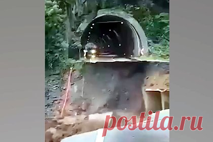 Обвалившаяся из-за дождей в Турции трасса попала на видео. В Турции из-за проливных дождей обвалилась часть трассы Орду — Сивас, соединяющей Черное и Средиземное моря. Происшествие попало на видео. На снятых очевидцами кадрах можно увидеть, что на месте дороги образовалась глубокая яма, в которую провалился асфальт. Постепенно отверстие становится все шире.