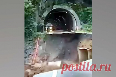 Обвалившаяся из-за дождей в Турции трасса попала на видео. В Турции из-за проливных дождей обвалилась часть трассы Орду — Сивас, соединяющей Черное и Средиземное моря. Происшествие попало на видео. На снятых очевидцами кадрах можно увидеть, что на месте дороги образовалась глубокая яма, в которую провалился асфальт. Постепенно отверстие становится все шире.