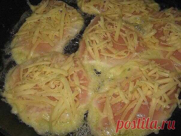 Куриные отбивные в кляре с сыром.

Ингредиенты:

 1 крупная куриная грудка
 150 гр твердого сыра
 2 яйца
 2 ст. л. майонеза
 2 ст. л. муки
 хмели-сунели
 соль
 перец
 укроп

Приготовление:

Вечный вопрос - как приготовить куриную грудку чтоб и вкусно было и главное сочно!!! Предлагаю проверенный мной неоднократно рецепт ну очень сочных куриных отбивных. Филе порезать на порции и отбить.Посолить и приправить. Приготовить кляр - в яйца добавить майонез, соль, специи, укроп х...