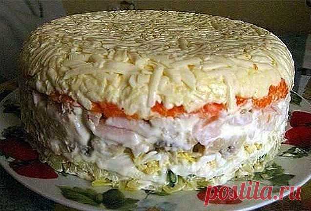Слоёный салат с грибами.

Состав:
картофель 2 шт.
яйцо 4 шт.
шампиньоны (замаринованные) 16 шт
ветчина 200 — 250 гр.
морковь 2 шт.
сырок плавленный 2 шт.
зелёный лук пучок
майонез

Приготовление:
Отварить картофель, яйца, морковь. Выкладывать слоями:

— картофель + майонез
— мелко нарезанный зелёный лук
— яйца, натёртые на крупной терке + майонез
— грибы + майонез
— ветчина порезанная кубиками + майонез
— морковь, натёртая на крупной терке + майонез
— плавленный сырок + ма...