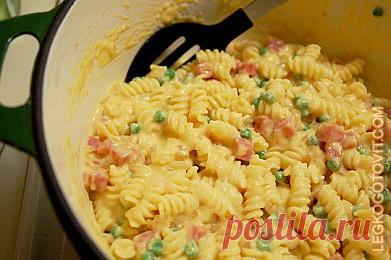 Рецепт: Макарон с сыром, ветчиной и зеленым горошком - Из крупы, бобовых и макаронных изделий - Основные блюда - Готовить легко!