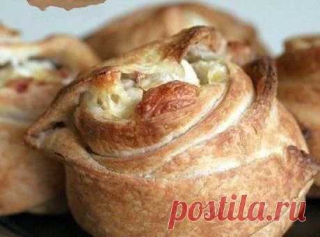 Пирожки слоёные с курицей и сыром