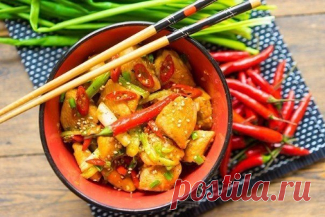 ​Курица гунбао (kung pao) Ингредиенты:
Куриное филе &mdash; 2 шт.Соевый соус &mdash; 1 ст. л.Кунжутное масло &mdash; 1 ст. л.Сахар &mdash; 1 ст. л.Чили &mdash; 6 шт.Лук зелёный &mdash; 1 пучокЧили молотый &mdash; 1 ч. л.Чеснок &mdash; 3 зубчикаПриготовление:1. Куриное филе (2 шт.) режем на крупные куски в 2...