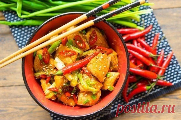 ​Курица гунбао (kung pao) Ингредиенты:
Куриное филе — 2 шт.Соевый соус — 1 ст. л.Кунжутное масло — 1 ст. л.Сахар — 1 ст. л.Чили — 6 шт.Лук зелёный — 1 пучокЧили молотый — 1 ч. л.Чеснок — 3 зубчикаПриготовление:1. Куриное филе (2 шт.) режем на крупные куски в 2...