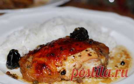 Цыпленок Марбелья

В конце 70-х годов ХХ столетия в Манхэттене, Нью Йорк, открыл свои двери маленький магазин кулинарии The Silver Palate. Отличие его от других похожих было в том, что хозяйки, две молодые женщины Джулия и Шейла, использовали для приготовления блюд продукты высокого качества. Они готовили так, как они готовили бы для своей семьи. Собственно, это был магазин домашней кухни. И это настолько понравилось занятым и вечно куда-то спешащим нью-йоркцам, что дело п...