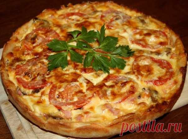 Дикая вкуснятина! 
Картофельная пицца

Ингредиенты:

- 4 больших картофелины
- 2 помидора
- 100-150 г колбасы или сосисок или куриного мяса
- майонез
- 2 ст.л. муки
- соль перец по вкусу, зелень
- сыр 50-100 гр.

Приготовление:

1. Картофель натереть на крупной терке, добавить яйцо, щепотку соли, перец, муку, все тщательно перемешать.
2. Полученную смесь выложить в форме большого блина на сковороду с растительным маслом и жарить с одной стороны 10 минут.
3. Блин перевернут...