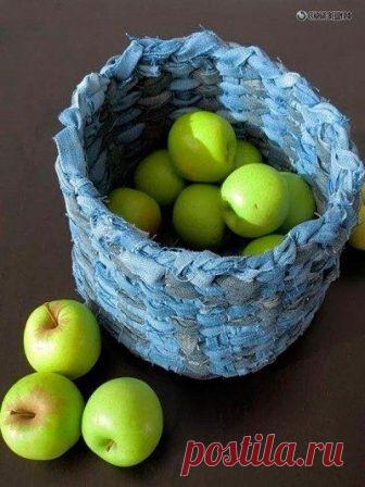 Корзина из старых джинс Корзинка для дома — это необходимая вещь. Без нее не может обойтись ни одна хозяйка. Но сегодня я предлагаю не идти в магазин за этим предметом, а изготовить самим без лишней траты средств и времени. ...