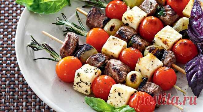 Шашлыки с адыгейским сыром и черри Прекрасный рецепт ароматных и вкусных шашлычков с кавказским сыром и томатами черри из говяжьей вырезки. Приготовьте шашлычки дома, не надо ждать лета!