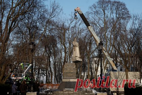 Власти Киева обратились в Минкульт по вопросу перезахоронения Ватутина. Власти Киева обратилась в Министерство культуры Украины по вопросу эксгумации и перезахоронения тела советского генерала Николая Ватутина, который похоронен в правительственном квартале столицы. «Наработки по эксгумации и перезахоронению тела есть», — сказал депутат киевского городского совета Владимир Прокопив.