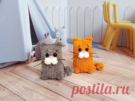 PDF Котейки крючком. FREE crochet pattern; Аmigurumi animal patterns. Амигуруми схемы и описания на русском. Вязаные игрушки и поделки своими руками #amimore - плюшевый брелок в виде котика, маленький кот из плюшевой пряжи, кошка, кошечка, котёнок.