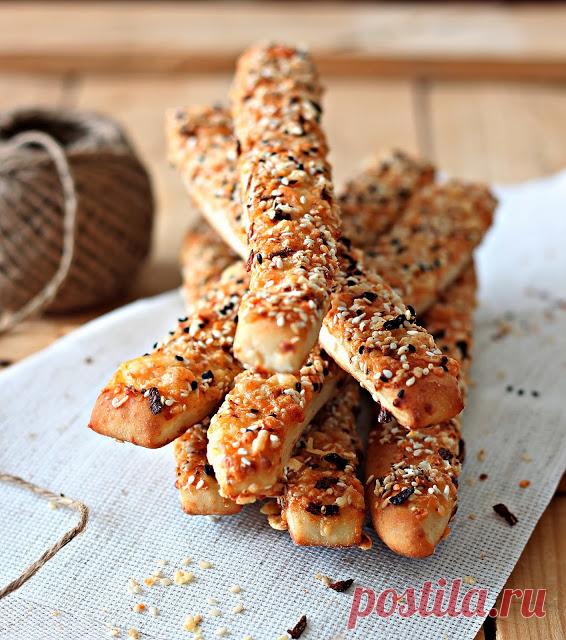 Палочки с пармезаном для 40 штук: 350 г муки (2 и 1\2 стакана) 100 г натёртого пармезана 2 ст.л.сахара 1 ч.л. соли 20 г свежие дрожжи 240 мл воды 1 зубчик измельчённого чеснока 50 г мягкого сливочного масла для присыпки: 1 желток 1 ст.л воды щепотка соли 100 г натёртого пармезана кунжут чернушка хлопья чили (по…