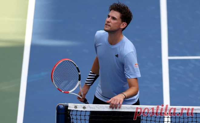 Матч теннисного турнира в Австралии прервали из-за выползшей на корт змеи. Сетчатая коричневая змея, одна из самых ядовитых в мире, выползла на корт во время встречи первого раунда квалификации турнира в Брисбене между австрийцем Домиником Тимом и австралийцем Джеймсом Маккейбом