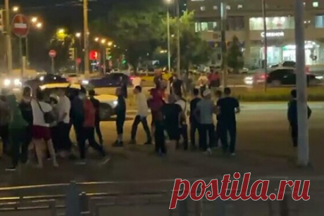 В Москве более ста мигрантов устроили массовую драку. В Москве у станции метро «Кузьминки» более ста приезжих из Таджикистана и Киргизии устроили массовую драку. Конфликт начался на площади перед местным театром. Толпа агрессивно настроенных человек кричала, громила автомобили и дралась. На место происшествия прибыли сотрудники Росгвардии.