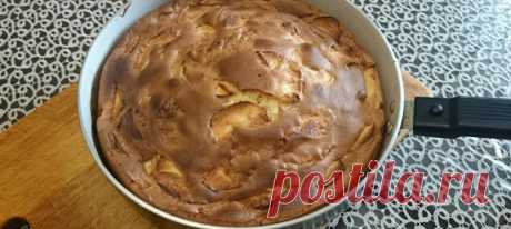 Шарлотка традиционная. Рецепт Белки взбить с половиной стакана сахара.