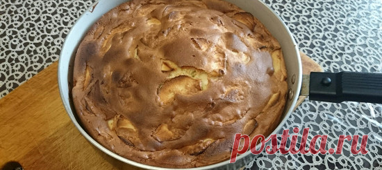 Шарлотка традиционная. Рецепт Белки взбить с половиной стакана сахара.