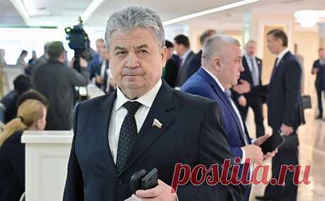 Сенатор от Татарстана Емельянов попал в больницу после ДТП. Сенатор накануне попал в аварию в Нижнекамском районе Татарстана, его прооперировали. По данным СМИ, Land Cruiser Емельянова пошел на обгон в запрещенном месте, задел другую машину и вылетел в кювет
