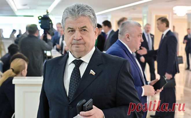 Сенатор от Татарстана Емельянов попал в больницу после ДТП. Сенатор накануне попал в аварию в Нижнекамском районе Татарстана, его прооперировали. По данным СМИ, Land Cruiser Емельянова пошел на обгон в запрещенном месте, задел другую машину и вылетел в кювет