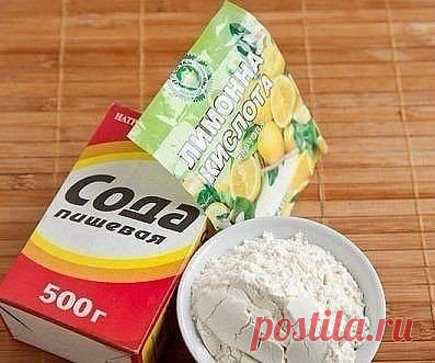 Приготовить разрыхлитель теста дома очень просто! 
В сухую баночку всыпать 12 ч.л. муки, 5 ч.л. соды и 3 ч.л. лимонной кислоты.
Перемешать все сухой деревянной ложкой.
Плотно закрыть банку, хорошо потрясти.
Поставить в сухом тёмном месте.