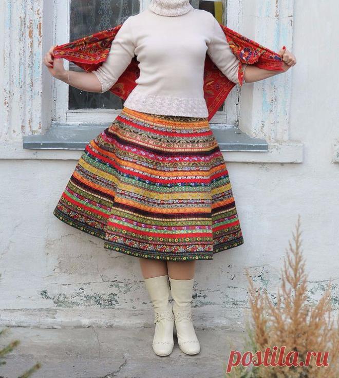 Она взяла жаккардовую тесьму и пришила ее на юбку. Посмотрите какая красота получилась...