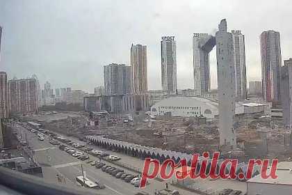 Огромный кусок колонны рухнул при сносе «Снежкома» в Подмосковье. Более 100 машин засыпало землей, пострадали люди