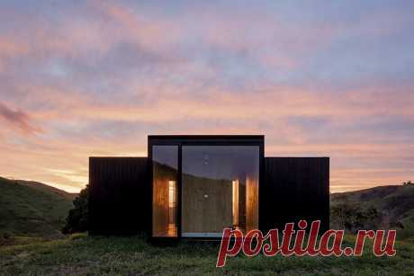 Модульный дачный домик в Бразилии | Чёрт побери Архитектурная студия MAPA разработала и реализовала типовой проект миниатюрного модульного дачного домика. Проект находится в стадии развития, в настоящее время реализованы варианты «контейнерного» типа и с крестообразным планом. Объёмные блоки изготавливаются на заводе и доставляются в место установки автомобильным транспортом. Проект позиционируется как альтернатива традиционным конструкциям, к основным преимуществам относя...