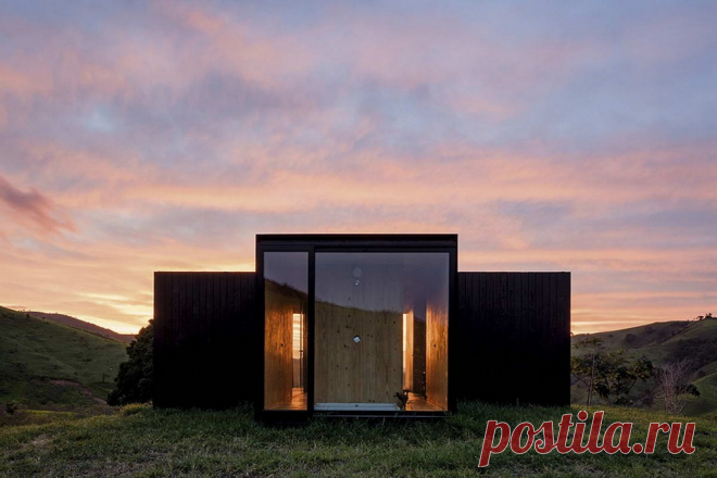 Модульный дачный домик в Бразилии | Чёрт побери Архитектурная студия MAPA разработала и реализовала типовой проект миниатюрного модульного дачного домика. Проект находится в стадии развития, в настоящее время реализованы варианты «контейнерного» типа и с крестообразным планом. Объёмные блоки изготавливаются на заводе и доставляются в место установки автомобильным транспортом. Проект позиционируется как альтернатива традиционным конструкциям, к основным преимуществам относя...