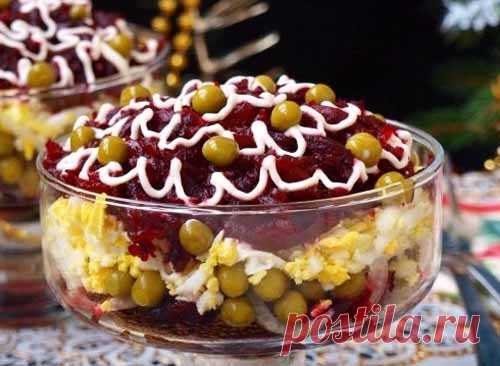 Салат из свеклы с маринованным луком 
Вкусный и простой салат из свеклы с маринованным луком и горошком. Такой салат можно подать к мясным блюдам на завтрак или ужин или дополнить любой гарнир. Все составляющие салата простые и приготови…