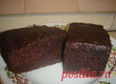 Необычное пирожное! 

Этот рецепт удивил меня настолько, что соорудила такое пирожное прямо ночью, оторвавшись от компа. : 

1 ст. молока 
1 ст. сахара 
4 ст. л. какао (с верхом) 

Все ингридиенты смешать миксером. Так как я пекла ночью и все спали, просто поболтала венчиком. 

Смесь разделить на две части. В одну половину добавить: 

2 яйца 

сахар ванильный по вкусу 

1 ст. муки 
1 ст. л. разрыхлителя 
0,5 стакана подсолнечного масла. 

Всё смешать миксером. Форму смазат...