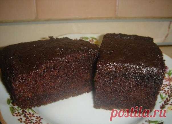 Необычное пирожное! 

Этот рецепт удивил меня настолько, что соорудила такое пирожное прямо ночью, оторвавшись от компа. : 

1 ст. молока 
1 ст. сахара 
4 ст. л. какао (с верхом) 

Все ингридиенты смешать миксером. Так как я пекла ночью и все спали, просто поболтала венчиком. 

Смесь разделить на две части. В одну половину добавить: 

2 яйца 

сахар ванильный по вкусу 

1 ст. муки 
1 ст. л. разрыхлителя 
0,5 стакана подсолнечного масла. 

Всё смешать миксером. Форму смазат...