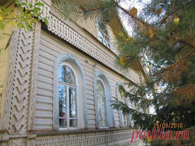 В городе Мышкин
Гуляя с нашим экскурсоводом по городу, Вы поднимитесь на самую высокую колокольню. Вид потрясающий...Обязательно посетите мемориал героям Великой Отечественной Войны. Даже самые суровые сердца не выдерживают, когда гид читает письма солдата к своей семье, высеченные в камне...