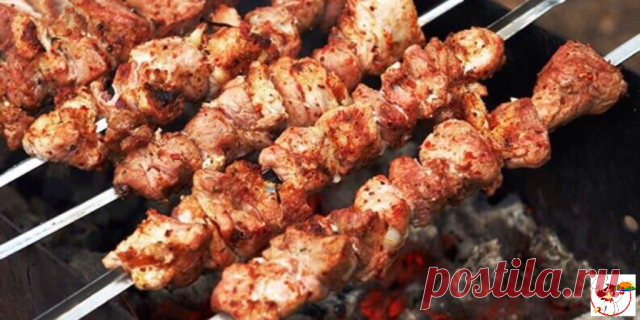Шашлык из свинины (шея, антрекот, ребрышки)

Для начала, обмойте мясо проточной водой и высушите его салфеточным полотенцем. Кто его знает, как и кто его лапал до вас, а влага в мариновке не нужна, абсолютно.

Берем из расчета на 3-4 килограмма. Главная система для мариновки мяса не в том, какие ингредиенты туда положить, очень важно даже - в какой последовательности!

1. Соль (примерно 4-5 ч.л.). Недосоленый шашлык будет очень некстати, поэтому его нужно хорошо и правильн...