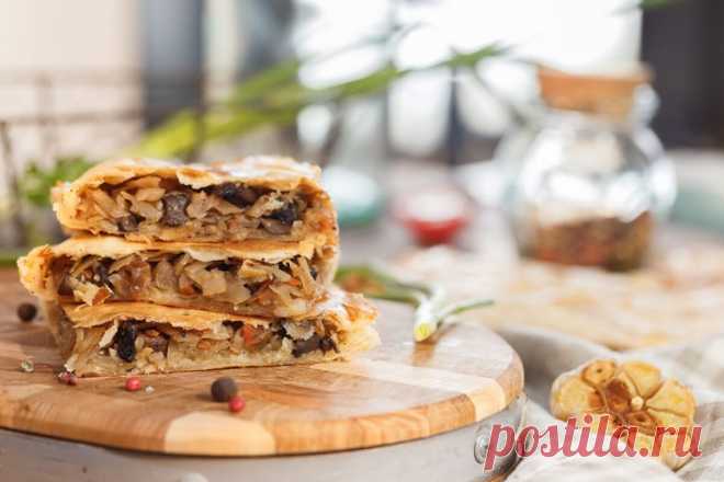 Готовим постные сытные пироги: 5 простых и вкусных рецептов
Постные дни – не повод отказываться от вкусной и сытной еды.

Пироги – это всегда отличный способ спастись от холодной промозглой погоды. Домашняя выпечка согревает не только физически, но и духовно. А ещё она гораздо полезнее, чем покупная, ведь все ингредиенты натуральные.
