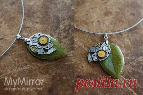 Настоящий сливовый листочек залит ювелирной смолой. 
В застывшем виде смола совершенно безвредна.