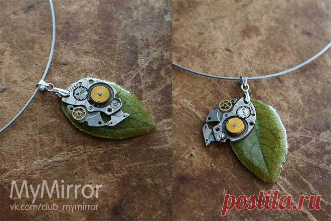 Настоящий сливовый листочек залит ювелирной смолой. 
В застывшем виде смола совершенно безвредна.