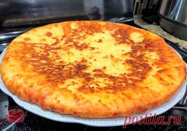 Такую вкуснятину делаю часто на завтрак: быстро, сытно!
Мои мальчишки добавку просят каждый раз, поэтому делаю сразу 2 порции)

Творожный пирог-лепёшка на сковороде за 15 минут.

Ингредиенты:
Творог 200 г
Кефир 200 г
Куриные яйца 2шт.
Сахарный песок 50 г
Соль 1/2 ч. л.
Экстракт ванили 1ч. л.
Сода 3/4 ч. л.
Мука 150 г

Приготовление:

В миску разбиваем яйца, добавляем кефир, творог, сахар, соль, экстракт ванили. Перемешиваем. Просеиваем в миску муку и соду. Перемешиваем. Те...