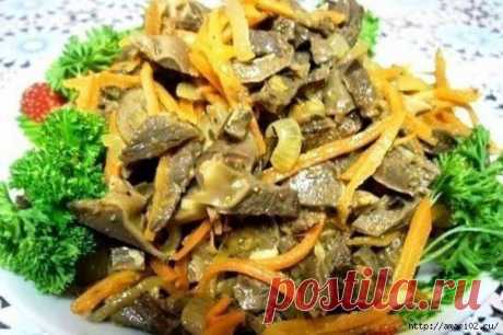Салат по- корейски из куриных желудков с грибами и морковкой.