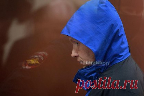 Обвиняемые раскрыли детали готовившегося покушения на российского журналиста. Фигуранты уголовного дела о подготовке покушения на журналиста Владимира Соловьева рассказали детали готовившегося ими преступления. Подсудимые, по их словам, планировали подорвать автомобиль с Соловьевым или подослать к нему курьера с бомбой. В качестве отвлекающего маневра они хотели закидать коктейлями Молотова.