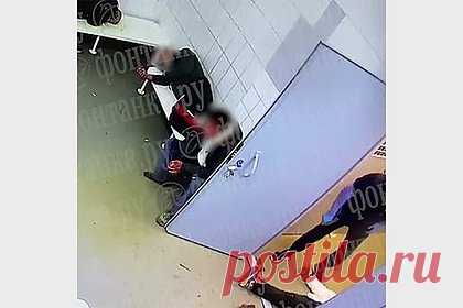 В Петербурге санитар избил пьяного пациента вытрезвителя и попал на видео. В Санкт-Петербурге санитар Мариинской больницы избил пьяного пациента вытрезвителя. На кадрах с камеры наблюдения видно, как пострадавший попытался выйти из помещения, однако встретил преграду в лице сотрудника медучреждения, который ударил его в лицо, после чего мужчина упал на пол.