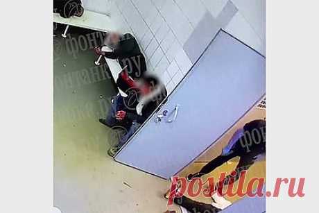 В Петербурге санитар избил пьяного пациента вытрезвителя и попал на видео. В Санкт-Петербурге санитар Мариинской больницы избил пьяного пациента вытрезвителя. На кадрах с камеры наблюдения видно, как пострадавший попытался выйти из помещения, однако встретил преграду в лице сотрудника медучреждения, который ударил его в лицо, после чего мужчина упал на пол.