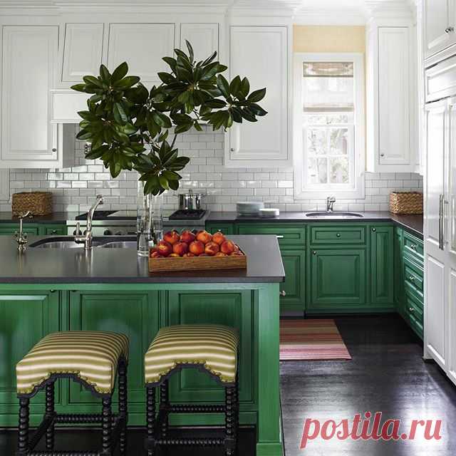 Green in the kitchen? Yes, please! Tap the link in bio for our favorite green rooms. | Photo: @ericpiasecki; Design: @jrandallpowers #EDkitchens