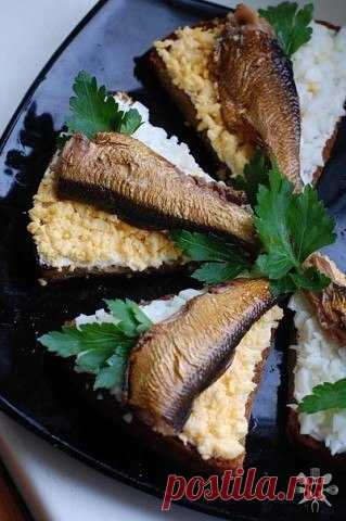 Чесночные гренки со шпротами и яйцом. - МирТесен