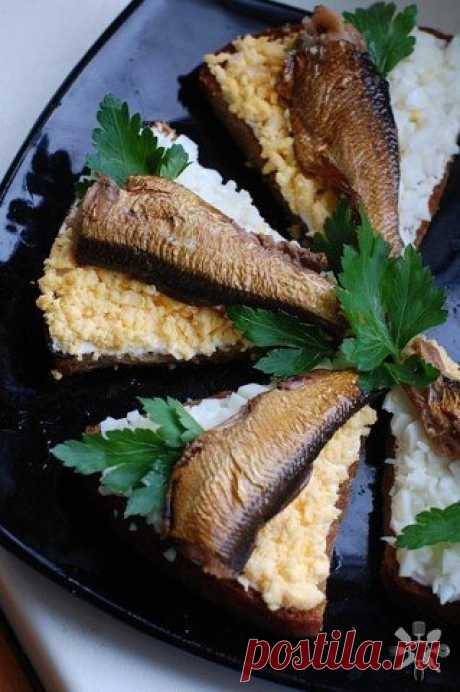 Чесночные гренки со шпротами и яйцом. - МирТесен