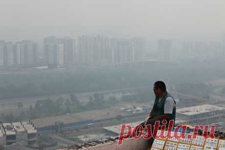 Дымка от лесных пожаров в Сибири окутала Монголию. Смог от пожаров, которыми охвачены леса в Сибири, достиг Улан-Батора. Об этом сообщило агентство «Синьхуа» со ссылкой на Институт метеорологии и мониторинга окружающей среды Монголии. По данным федеральной Авиалесоохраны на 4 августа, в России зафиксировано 211 лесных пожаров на площади 986,6 тысячи гектаров.