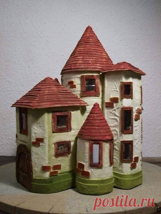 Замок из пластиковых бутылок, бумаги, картона и краски