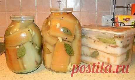 Самое вкусное сало.
Ингредиенты:
- сало
- вода - 1 литр
- поваренная соль - 1 стакан
- лавровый лист - 3-4 штуки
- перец горошком - по вкусу
- репчатый лук - 1 штука
- чеснок - 3-4 зубчика
- черный молотый перец.
Приготовление:
Складываем сало в кастрюлю, а затем делаем рассол.
Рассол: на 1 литр воды высыпаем 1 стакан соли, добавляем 3-4 листика лаврушки, перчик горошком и одну луковицу (я ее очищаю) рассол закипятим и через минутку заливаем сало горячим рассолом, ставим г...