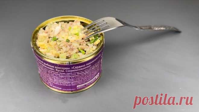 Подсели всей семьёй на эту вкуснятину: уже неделю готовим и хочется ещё Ингредиенты:
1. Консервированная рыба - 1 банка. 
2. Рис - 80 гр. 
3. Яйцо - 4 шт. 
4. Огурец - 1 шт. 
5. Зеленый лук. 
6. Соль - по вкусу. 
7. Майонез - по вкусу.