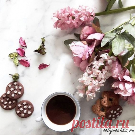 Кофе, шоколадное печенье и розовые цветы, фото на тему "Завтрак"