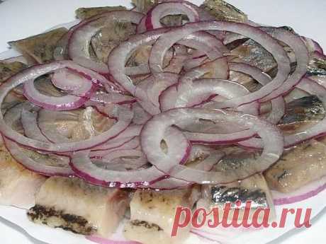 Очень вкусная слабосоленая сельдь с горчицей.